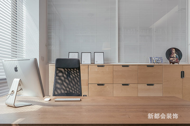 部門領(lǐng)導(dǎo)辦公室簡單實木辦公桌