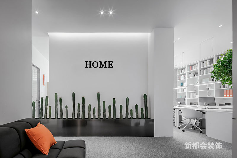 進門公司logo設(shè)計簡潔，配備輕奢小沙發(fā)作為臨時接待區(qū)域