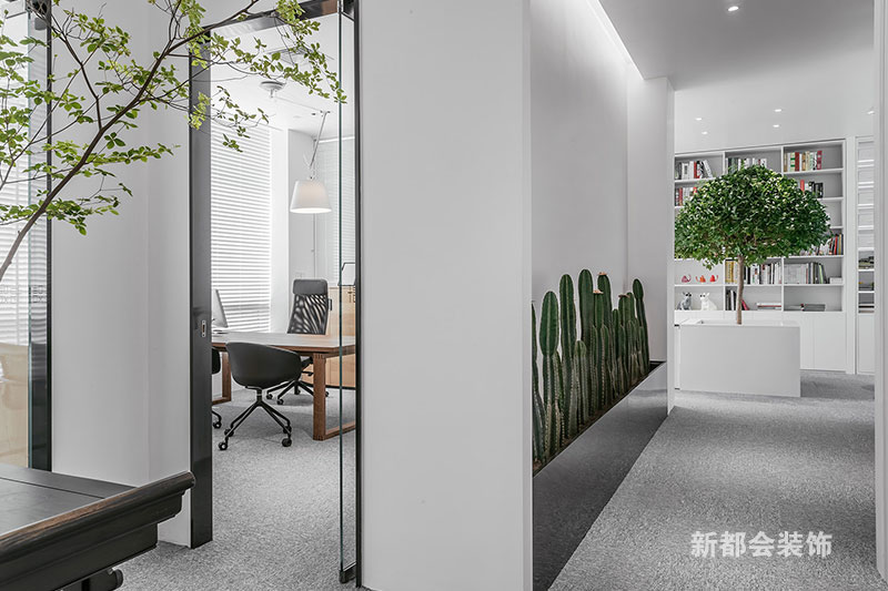 領(lǐng)導(dǎo)辦公室配備原木辦公桌和常見的黑色辦公椅簡單很使用