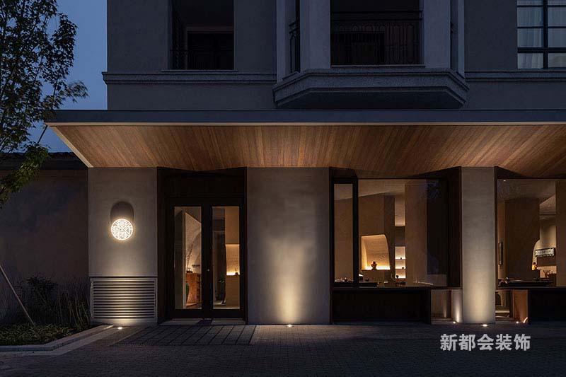 >門臉采用中式現代的裝飾風格與室內風格一致